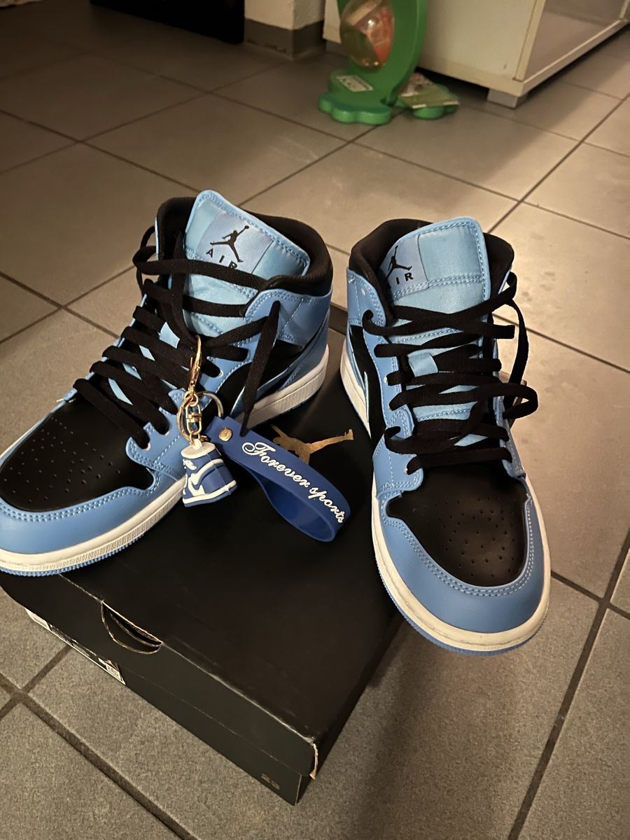 Chaussures hommes: Air Jordan 1 Mid University Blue Black White – Neuf avec emballage d'origine à Chiasso par fairy81 1