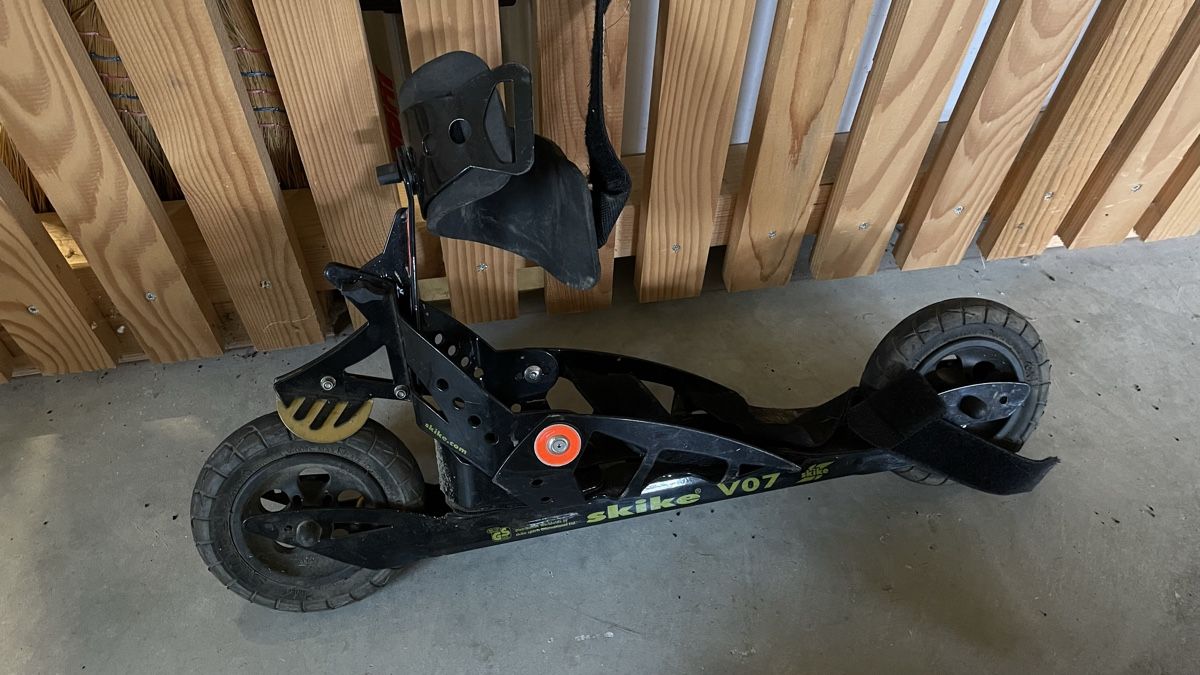 Sci: Skike V07 Plus + bâtons Leki + 2 roues neuves – Usato da Vuarrens venduto da Pipaps 1