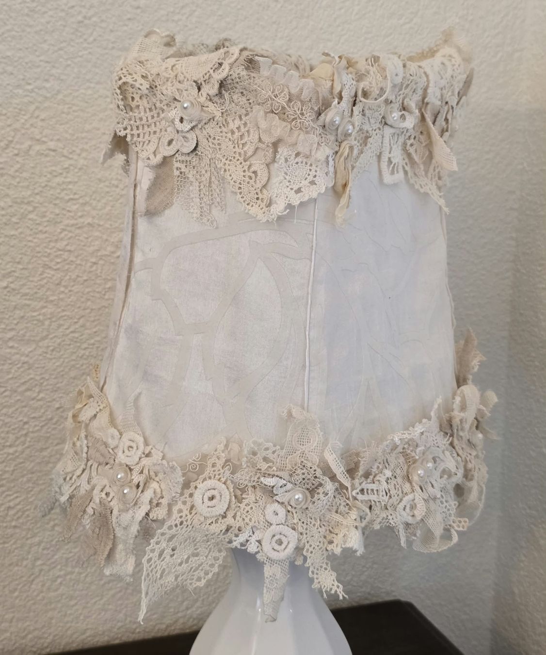 Lampen: Nachttischlampe Shabby Chic Spitzen Stoff – Gebraucht aus Rheinsulz von Dred 2