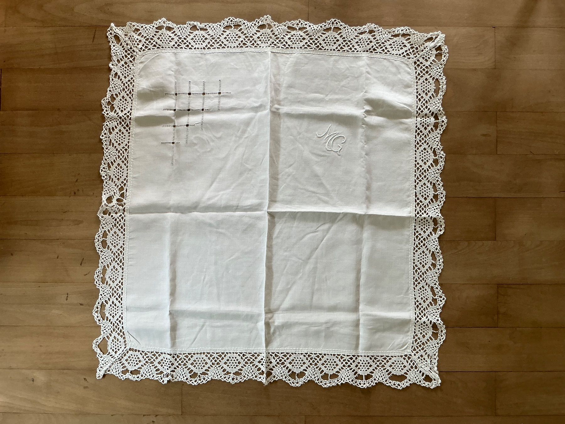 Altra biancheria da tavola: Elegantes Deckchen, Handarbeit, Spitze, Monogramm "MG" – Usato da Muttenz venduto da rob_sc8s