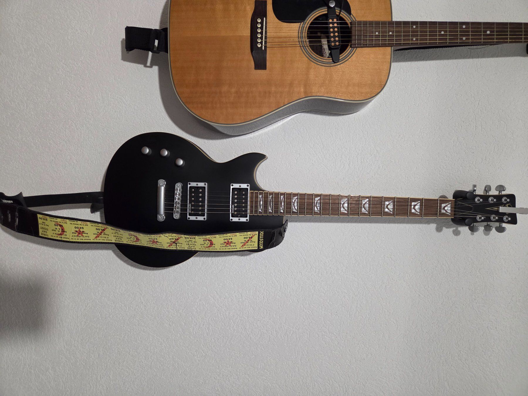 Instruments de musique: Guitare électrique, ampli, micro et divers – D'occasion à Promasens par ama_zcd6