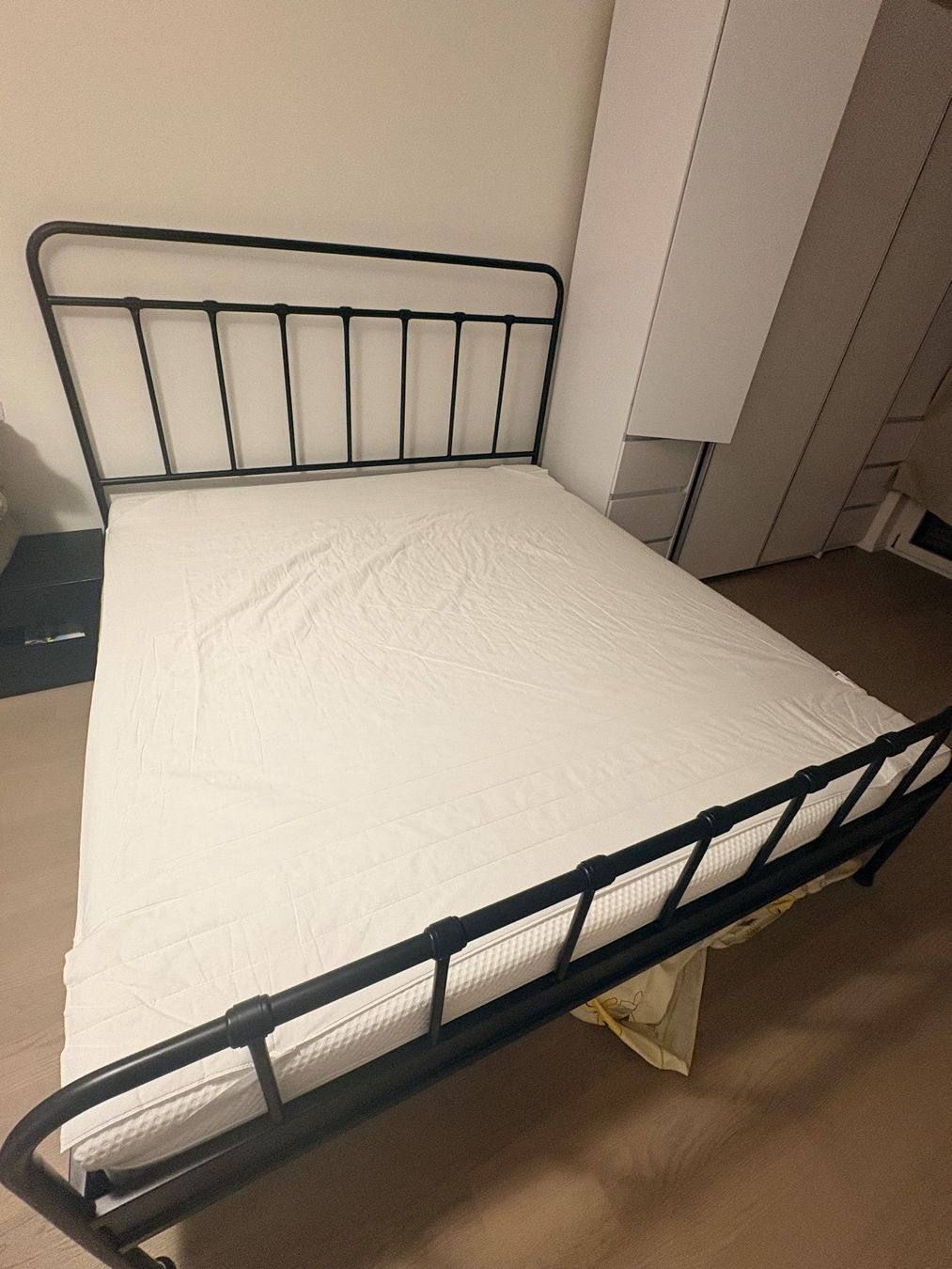 Ikea Betten: IKEA King size bed, single king size mattress and protector – Gebraucht aus Zürich von akh_7xjv 2