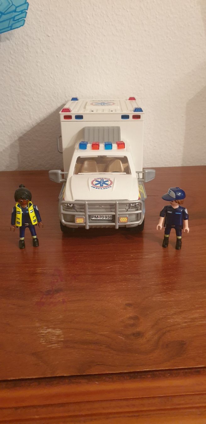 Playmobil Giocattoli: Ambulance playmobil + robot – Usato da Fribourg venduto da mal_8zjh 3