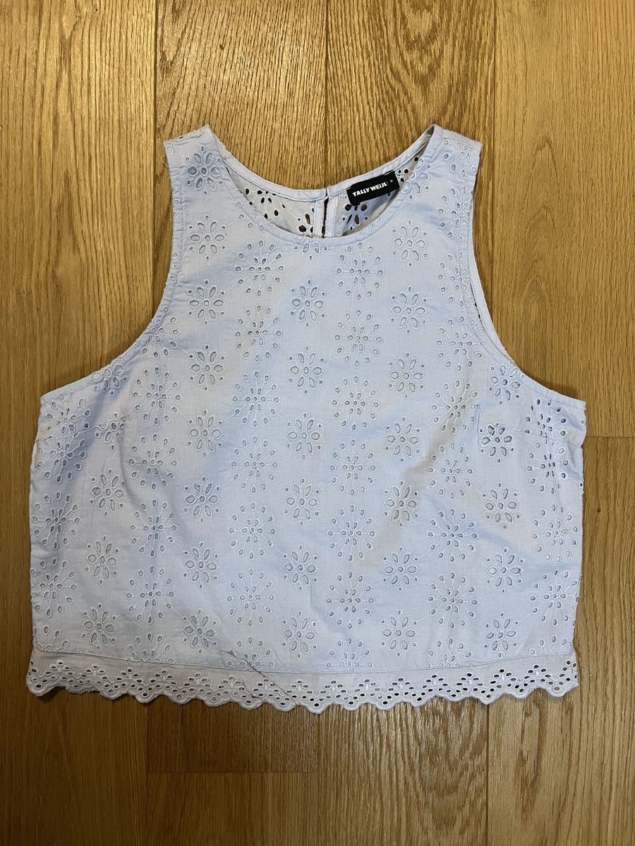 Top: Hellblaues Top mit Stickereien – Nuovo (secondo la descrizione) da Frauenfeld venduto da vik_d96k 2