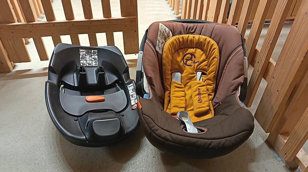 Seggiolini per auto: Cybex Aton Babyschale mit ISOfix Basis – Usato da Bonstetten venduto da thethreecats 2