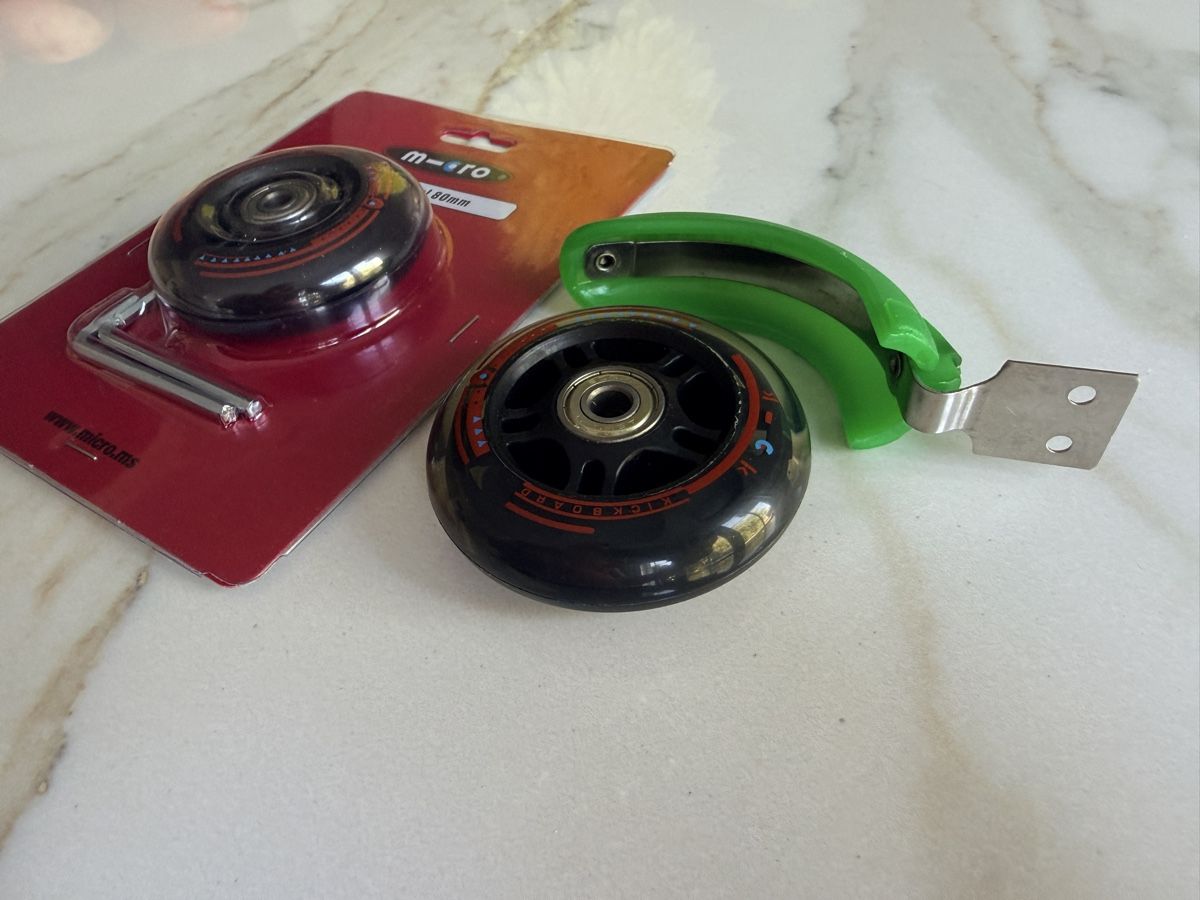 Micro Kickboard: Micro Scooter 2 Räder 80mm mit Bremse, alles neu – Nuovo (secondo la descrizione) da Lommis venduto da Smartini 1