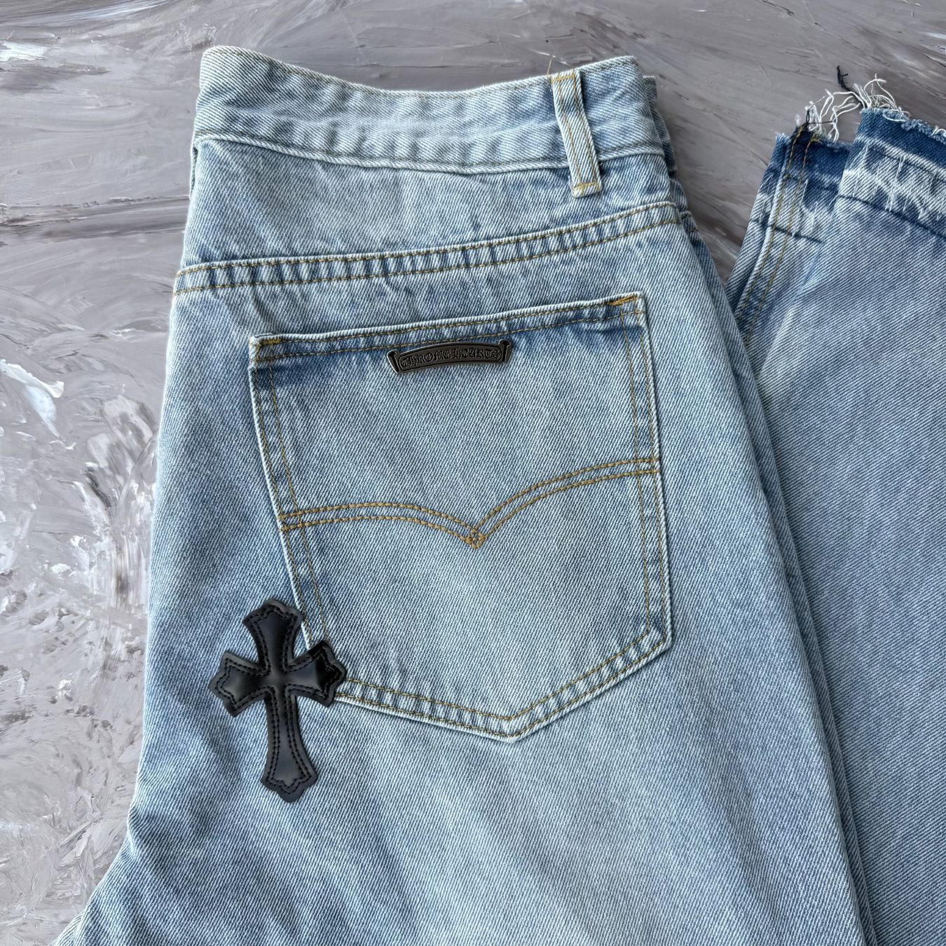 Jeans: Jean droit bleu clair patchs croix noires – Usato da Thônex venduto da Suisse.Shopping 5