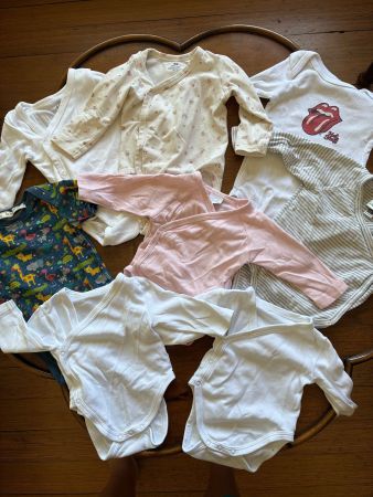 Baby: 1 Hüetli, 1 Jäckli, 5 Leggings, 9 Strampler 52-68