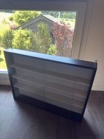 Sammlervitrine mit Glasschiebetüren in Schwarz