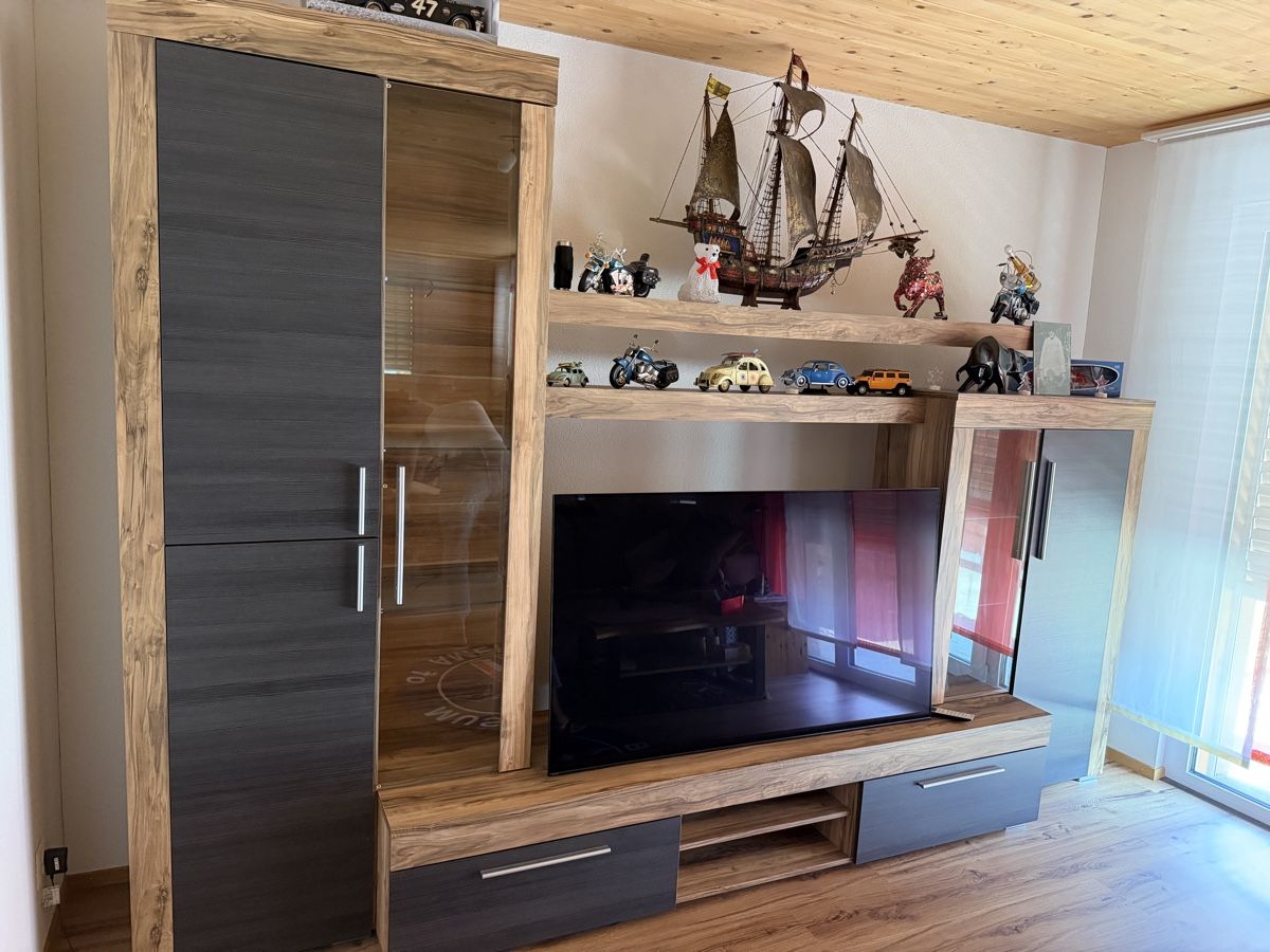 Scaffali: Wohnwand mit Vitrine und TV-Möbel – Nuovo (secondo la descrizione) da Meiringen venduto da Sokajina
