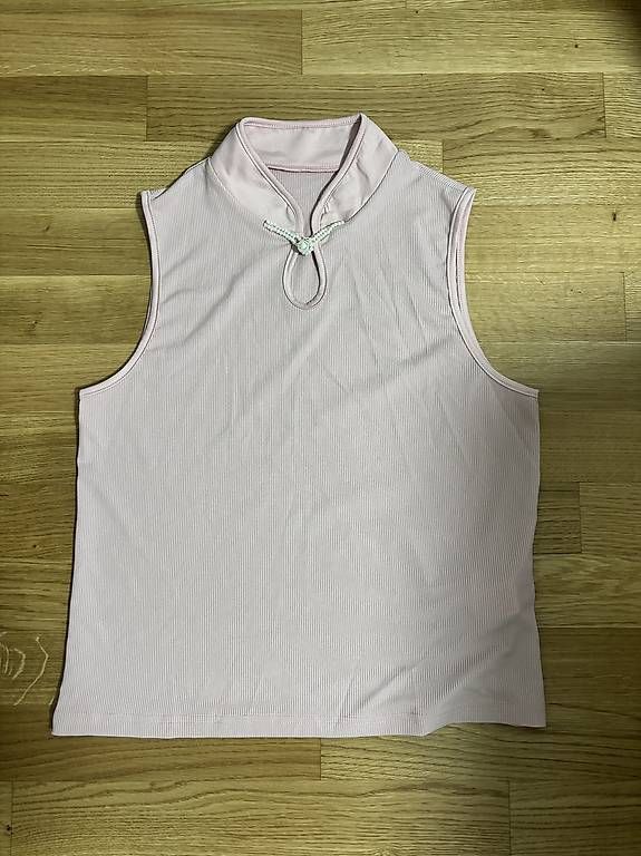 Top: Haut rose – Nuovo (secondo la descrizione) da Monthey venduto da Susii_M