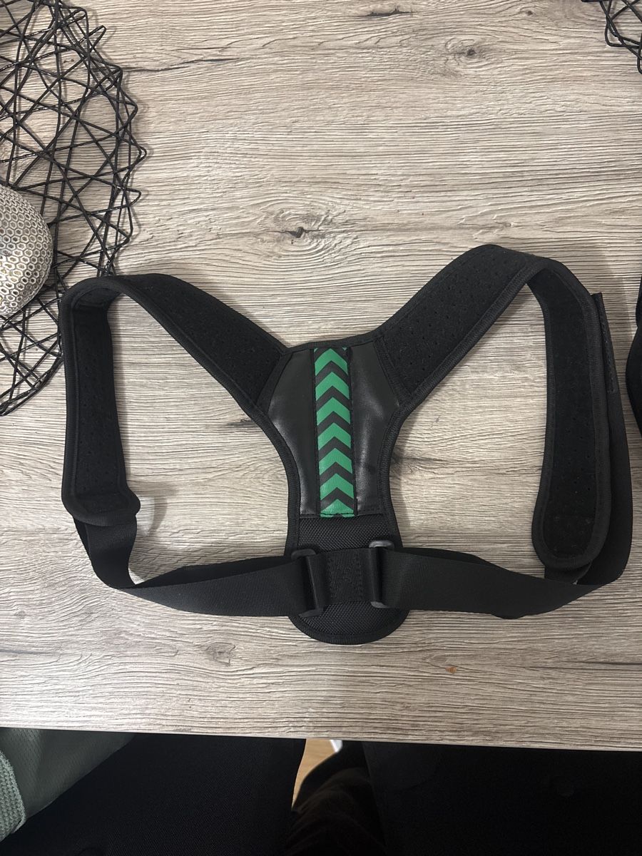 Top: Correcteur de Posture - Soutien Dorsal, Taille Ajustable – Usato da La Chaux-de-Fonds venduto da DANIELA19961996 1