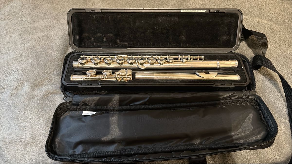Yamaha Strumenti musicali: Flûte traversière 281 argentée avec étui rigide Yamaha – Nuovo (secondo la descrizione) da Chêne-Bourg venduto da and_66gg