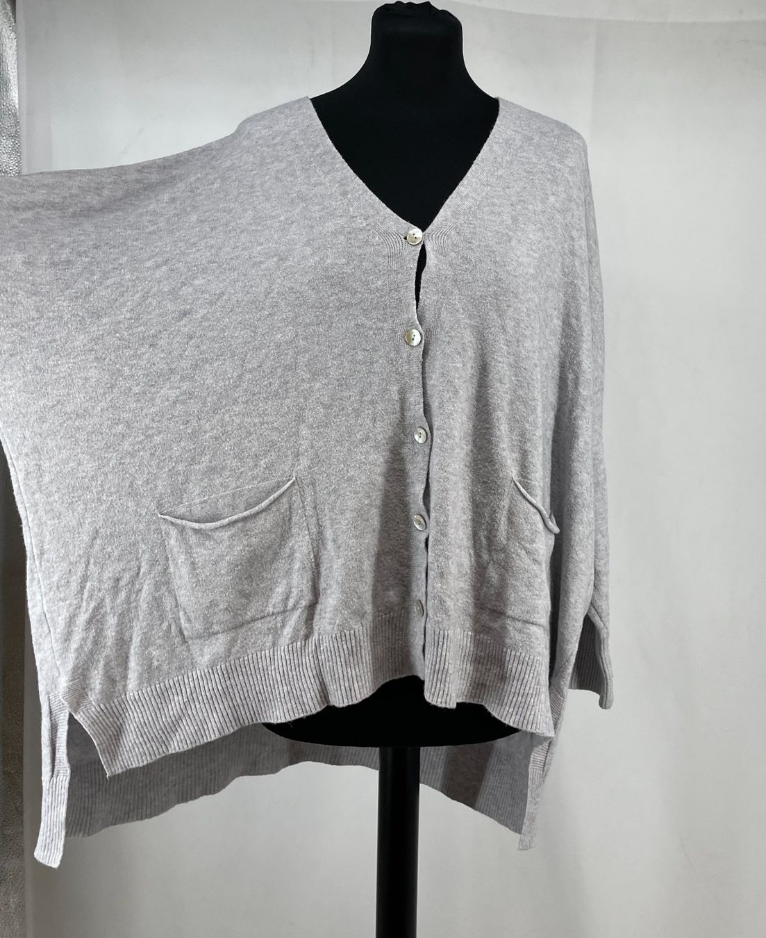 Gilet & Giacche senza maniche: Cardigan gris – Usato da Lausanne venduto da PlusValue_Lausanne 4