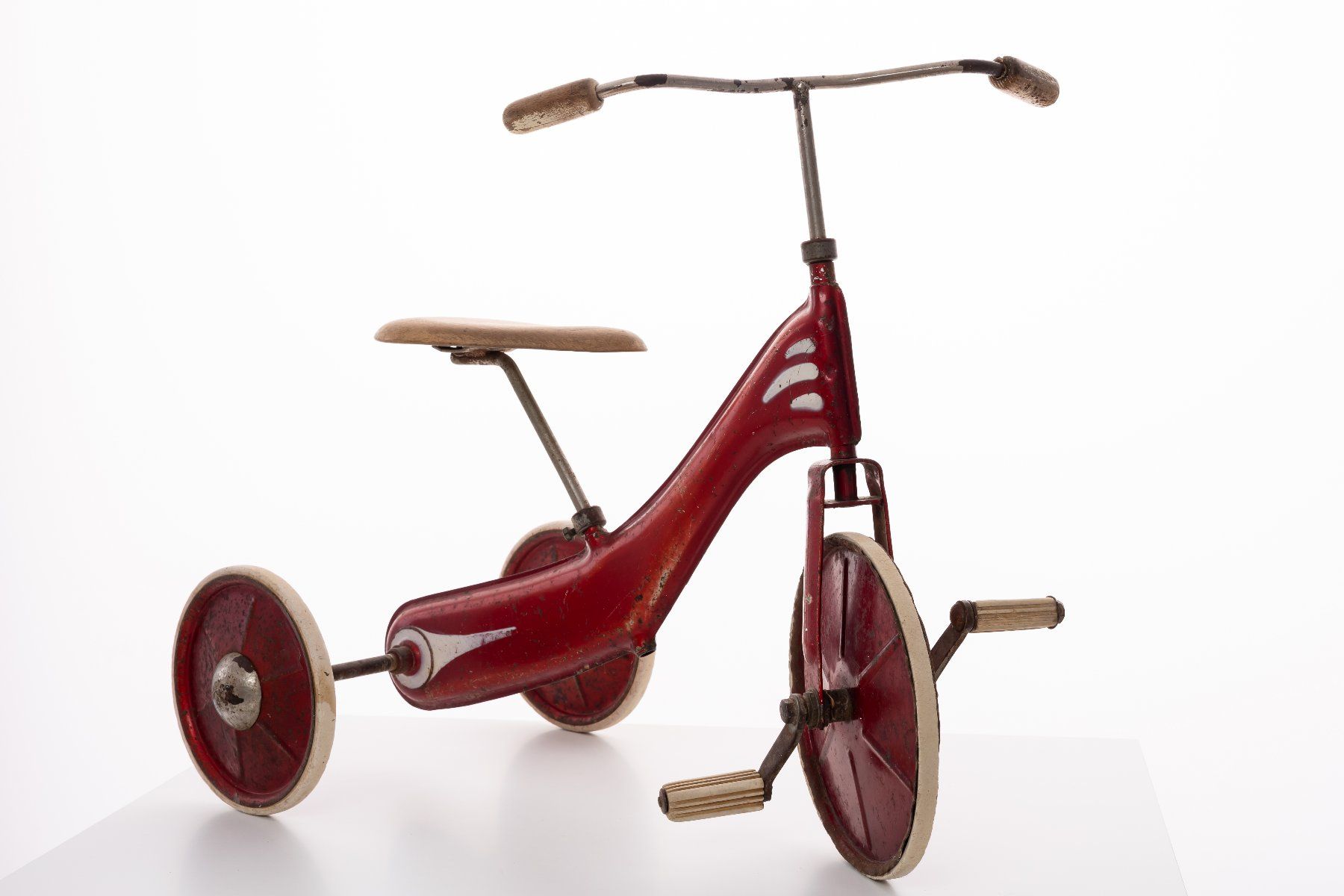 Fahrzeuge für Kinder: Antikes roter Dreirad / Kindervelo – Gebraucht aus Hornussen von maria_hornussen 2