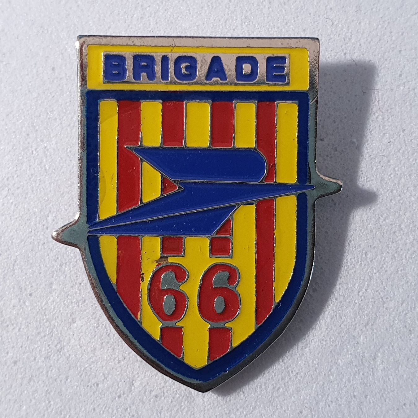 Placchette & Badge: AA057 - Pin BRIGADE 66 Wappen – Usato da Reinach BL venduto da Boston-Verkauf