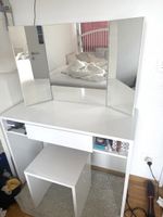 Schminktisch mit Spiegel und Stuhl