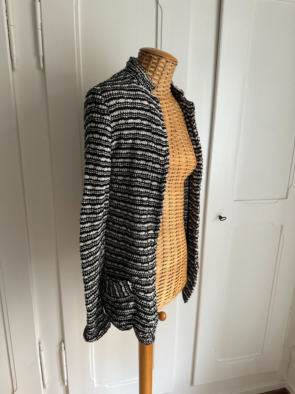Zara Jacken: ZARA - Strickjacke schwarz-weiss S – Gebraucht aus Zürich von Diazaio 1