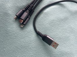 Ladekabel mit 3 Anschlüssen (leuchtet blau)