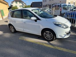 Auto Renault Scenic TCe weiss gebraucht in gutem Zustand