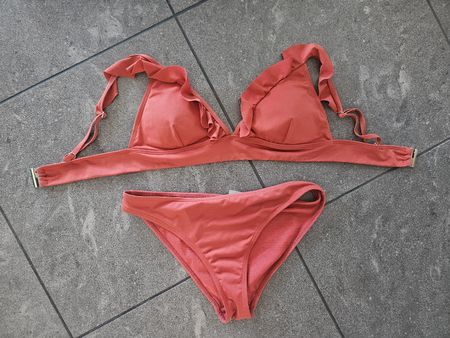Bikini rostrot Grösse 38 mit Rüschen
