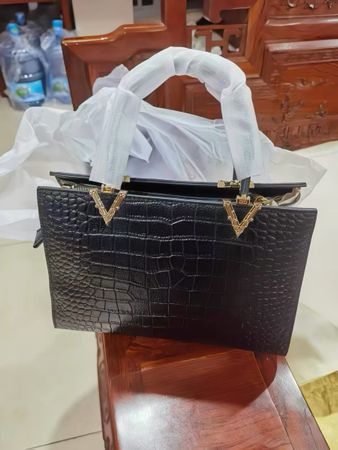 Zeitlose Echtleder-Handtasche  Diese elegante Handtasche aus