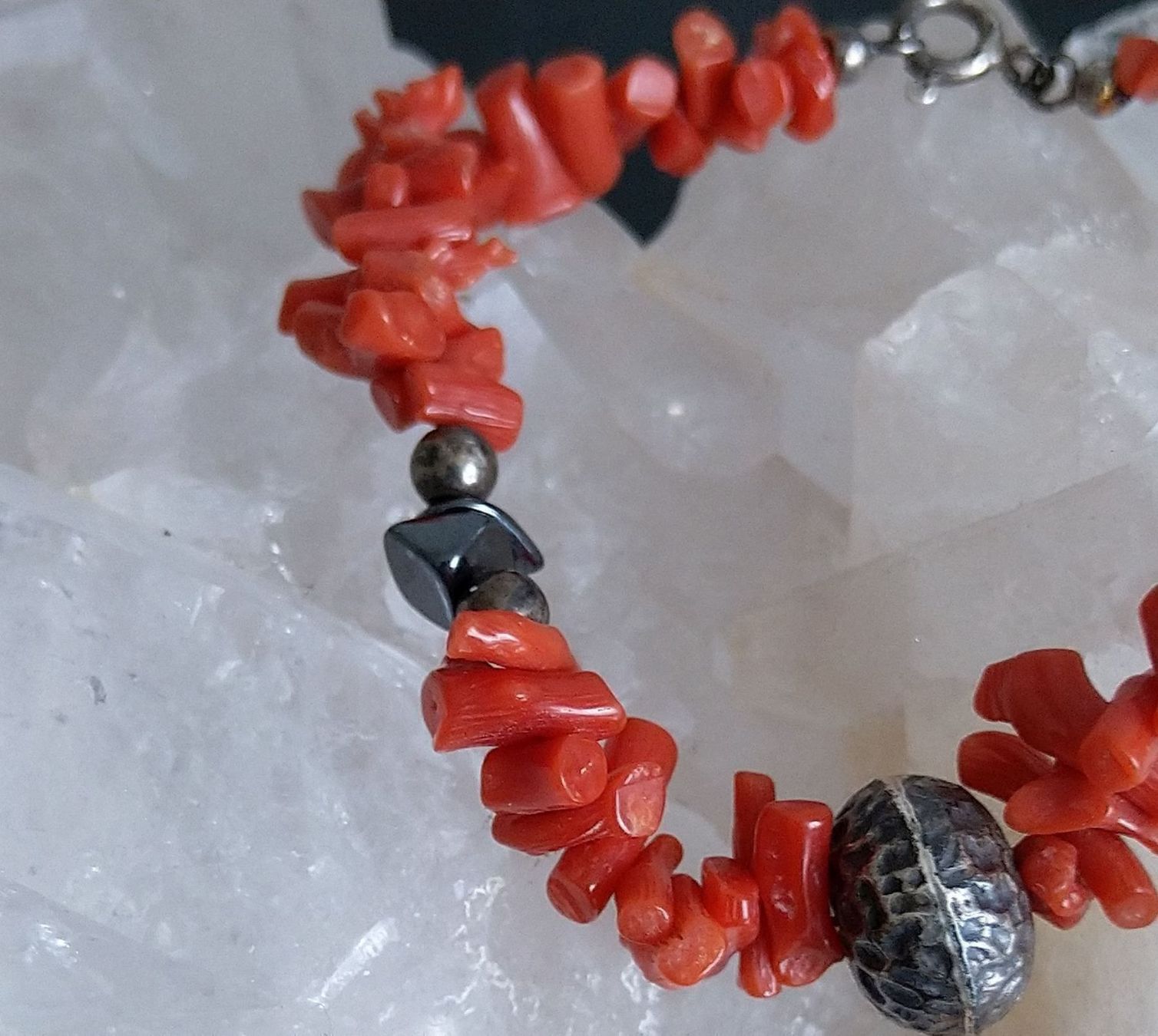 Armbänder & -reifen: ARMBAND MIT KORALLE  - SILBER -  HÄMATIT – Gebraucht aus Romanshorn von BoutiqueA 2