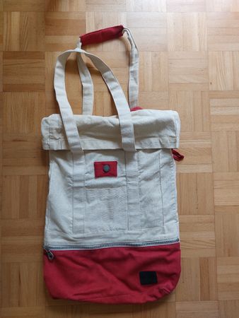 Rucksack und gleichzeitig Schultertasche! von Social Fabric