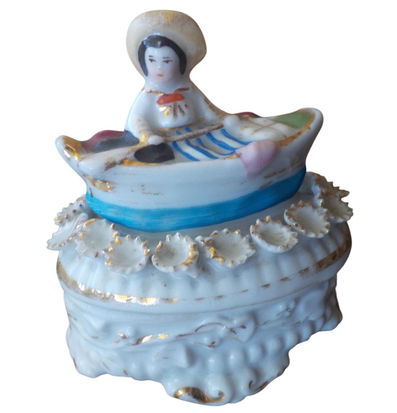 Statuette: Porzellanfigur Junge in Boot  Deckeldose 1900 – Usato da Mörschwil venduto da antiksalon