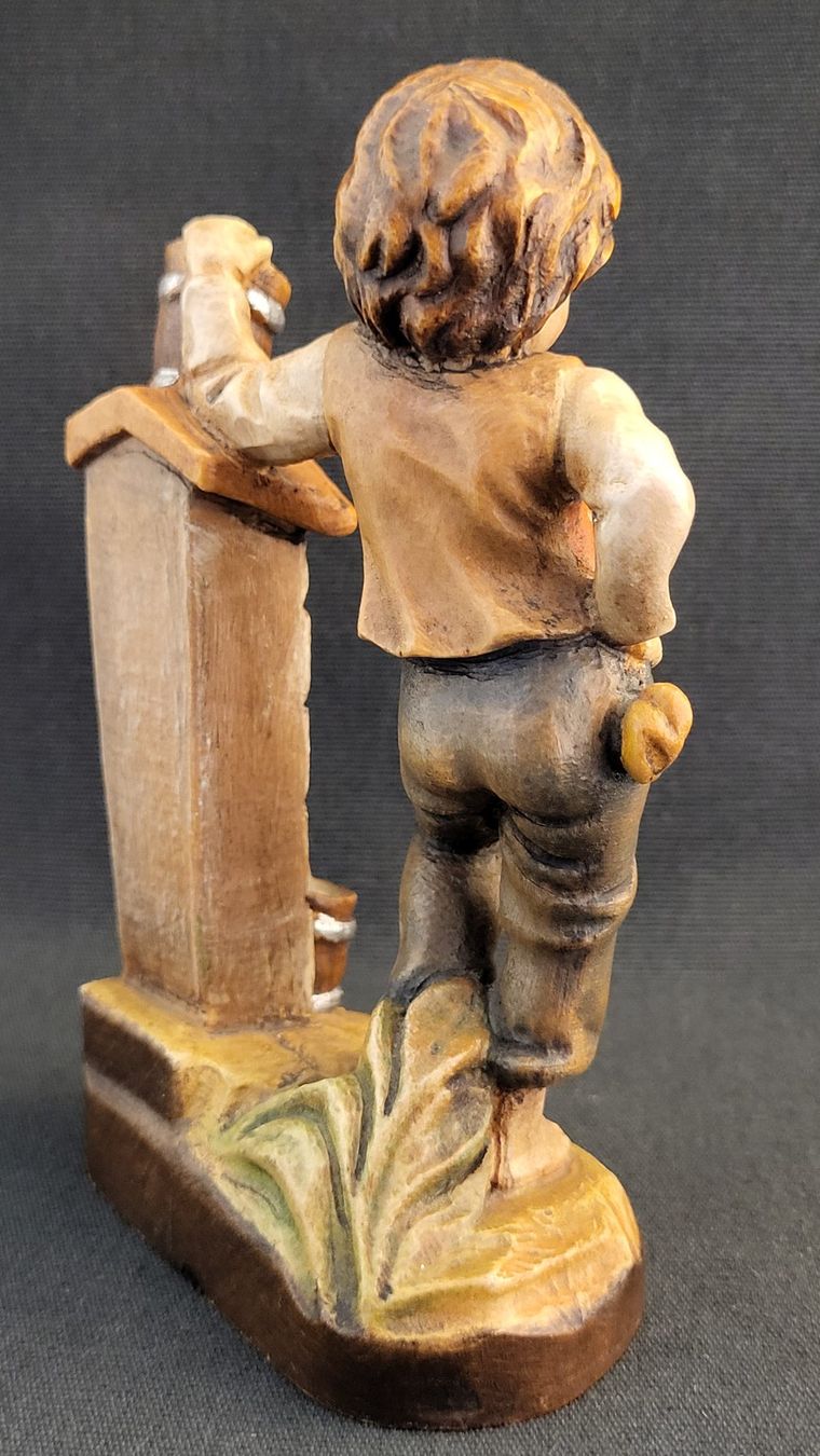 Statuette: Holz-Schnitzerei JUNGE AM BRUNNEN – Usato da Basel venduto da spinne02 3