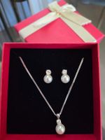 Schönes Schmuckset mit Perlen und Glitzersteinen