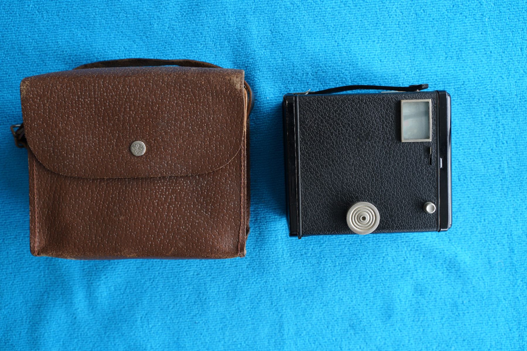 Kodak Kamera: Kodak Brownie Junior Six 20 + Hülle – Defekt aus Dagmersellen von sim_zqh8 1