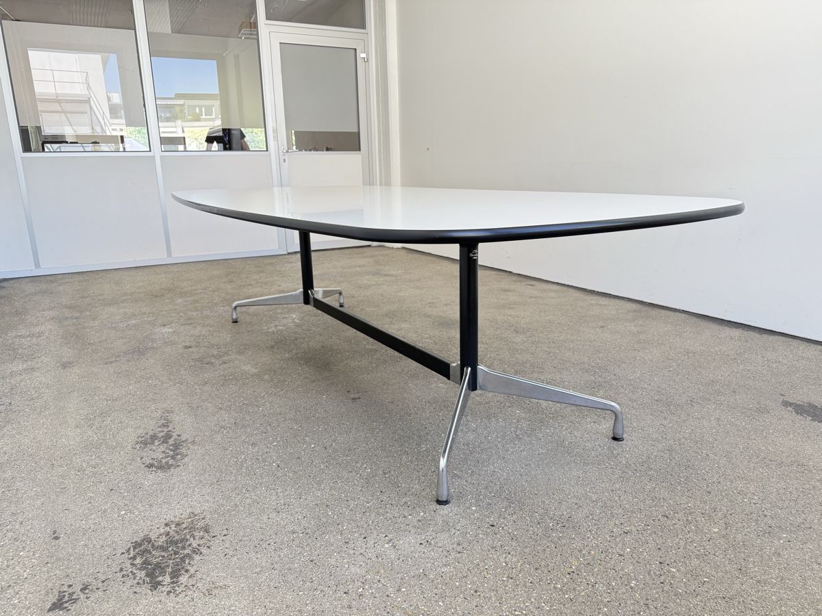 Tische: Vitra Segement Table von Eames – Gebraucht aus Grenchen von Design-Outlet