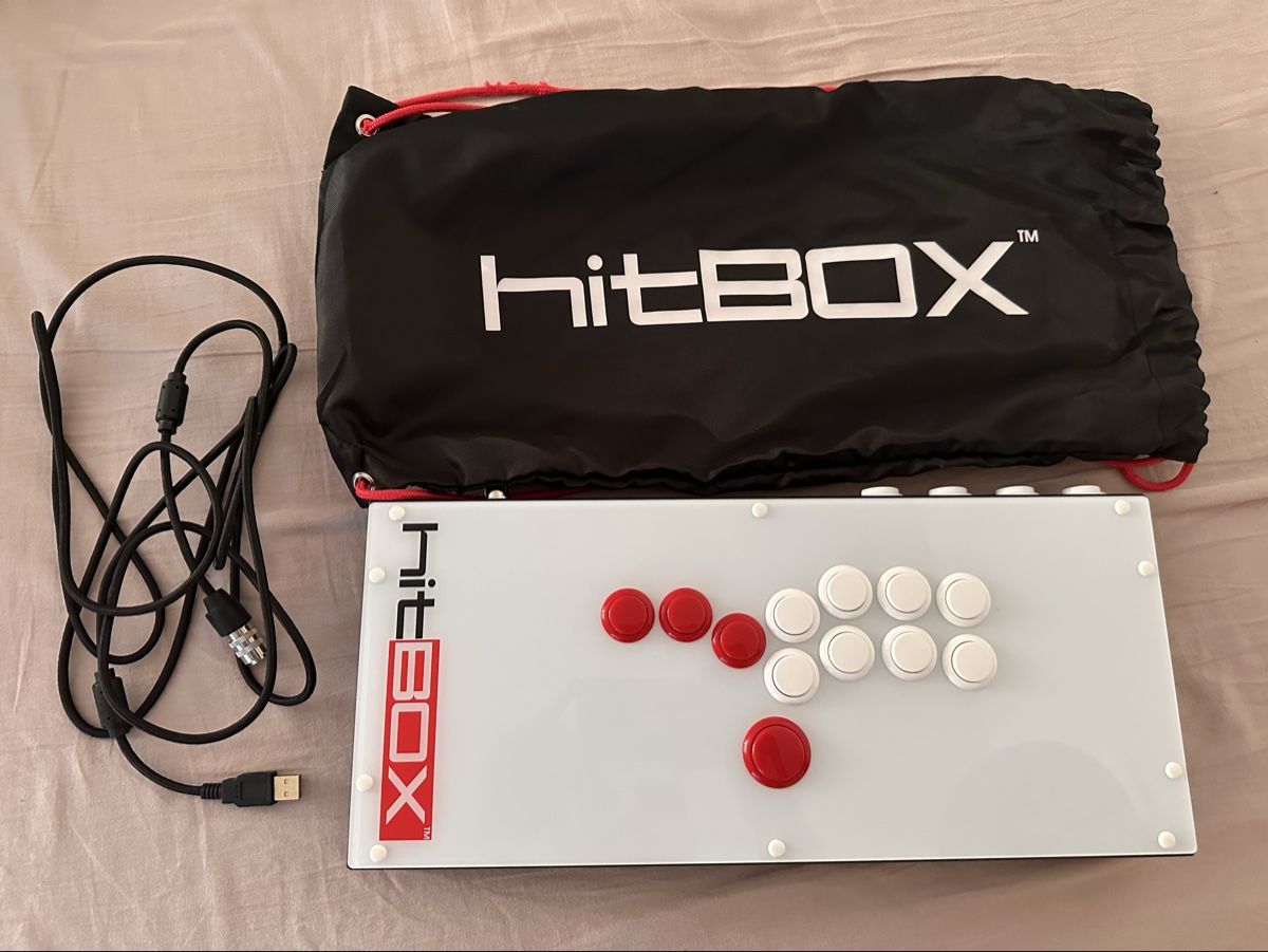 Controller: Hit Box Arcade Stick Controller Weiss/Rot inkl. Tasche - Top – Nuovo (secondo la descrizione) da Bern venduto da Che.21