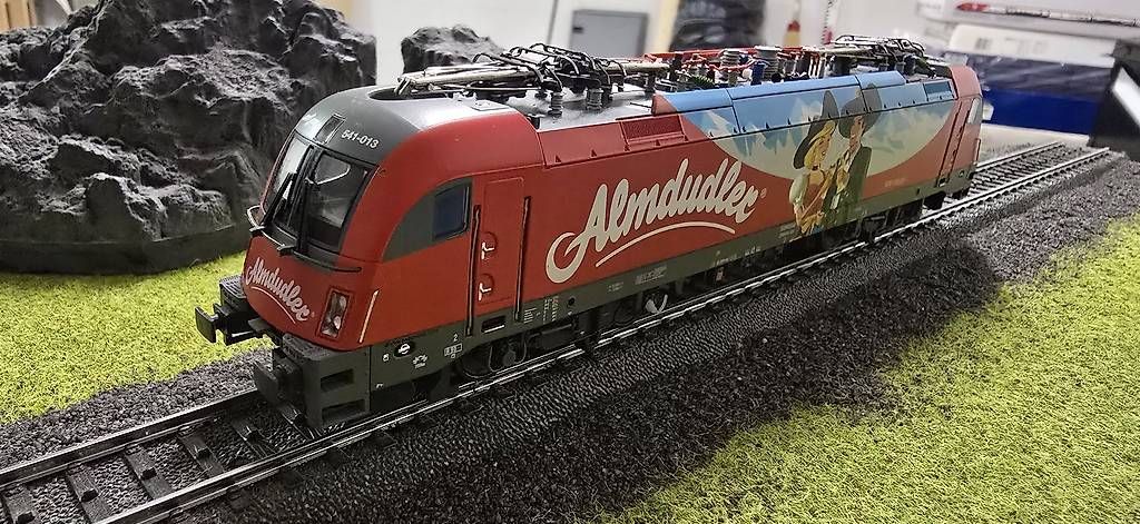 Modellini di ferrovie: ÖBB Werbelok Almdudler – Nuovo e nell'imballaggio originale da Ebikon venduto da Mr.Busdriver