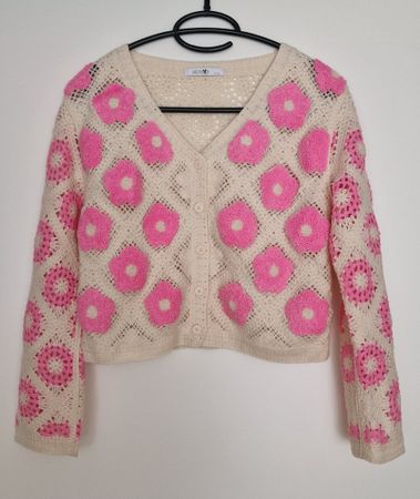 Gehäkelte Strickjacke mit Blumenmuster, Grösse XS/S
