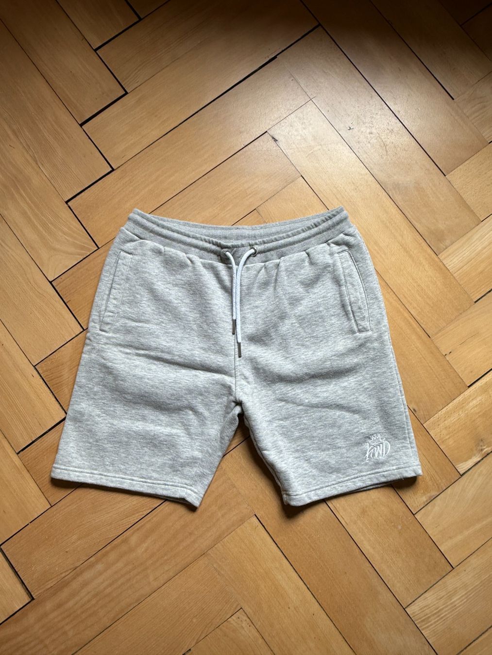 Pantalons: FWD - Sweatshorts hellgrau meliert L – D'occasion à Zürich par Diazaio