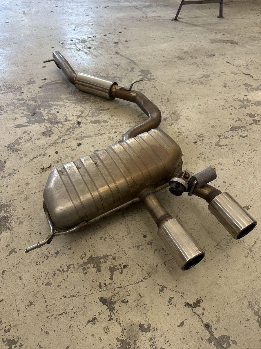 Échappements: VW Golf 5 R32 Auspuff ab Kat – D'occasion à St. Antoni par 031ale