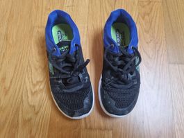 Schöne Kinder Hallen Turnschuhe Marke SKECHERS Grösse 33,5