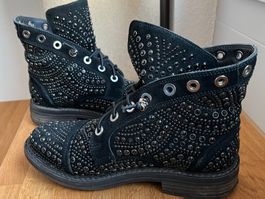 Schwarze Nietenstiefel Gr. 37 von Alma en Pena