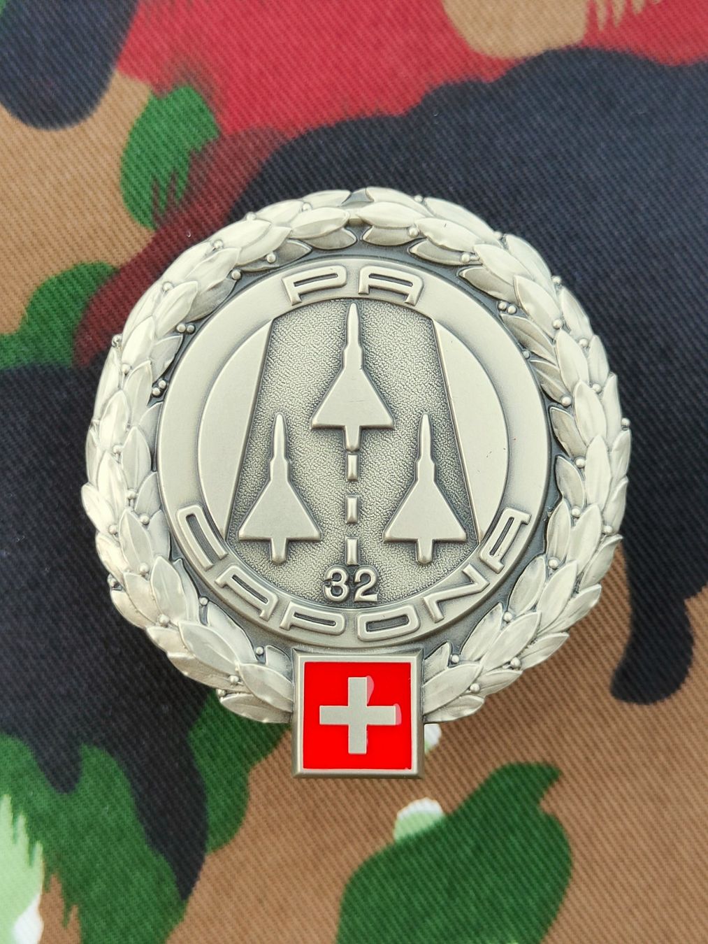 Schweizer Armee Placchette & Badge: Béretemblem Flugplatzbrigade 32, Variante 3, neu – Usato da Bauma venduto da SwissMilitaria