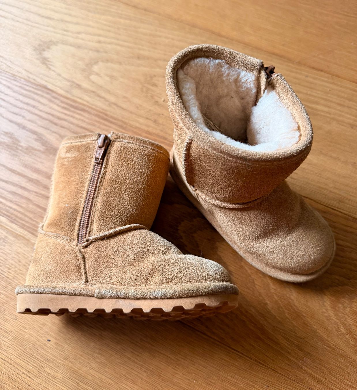 Herrenschuhe: BEARPAW Kinderstiefel – Gebraucht aus Kilchberg ZH von van_566t
