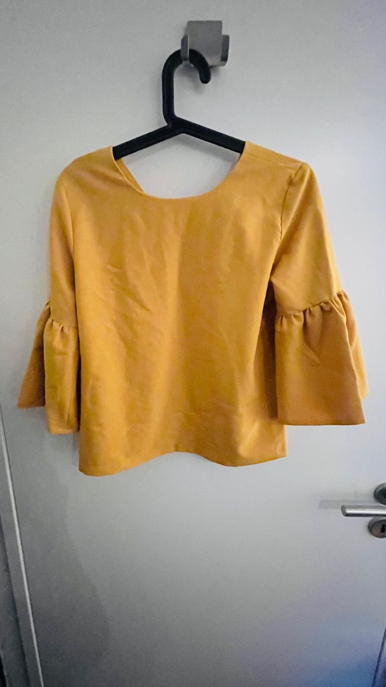 Camicette: Senfgelbe Bluse mit Trompetenärmeln – Nuovo e nell'imballaggio originale da Zürich venduto da Alpen209 2
