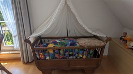 Kinderbettli mit Inhalt