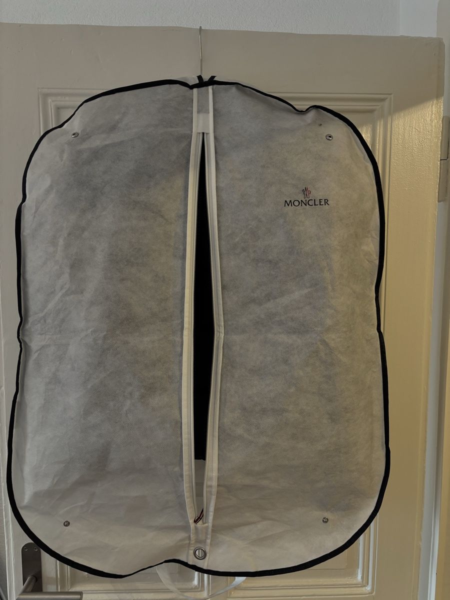 Moncler Vestes: Moncler Maya Short – Neuf (Voir description) à La Chaux-de-Fonds par Titine. 5