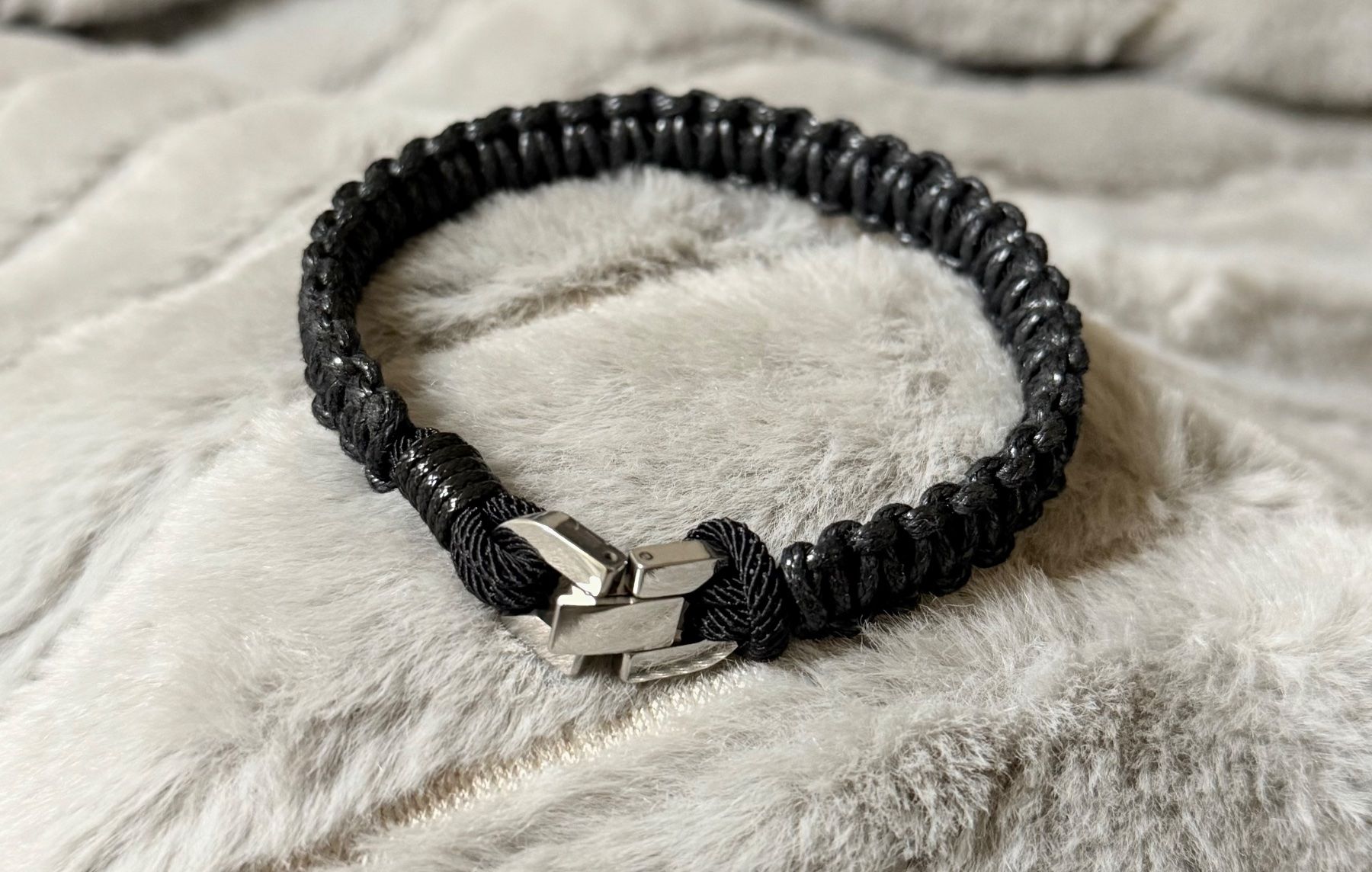 Armbänder & -reifen: Schwarzes geflochtenes Armband – Neu und originalverpackt aus Embrach von thi_jb9q