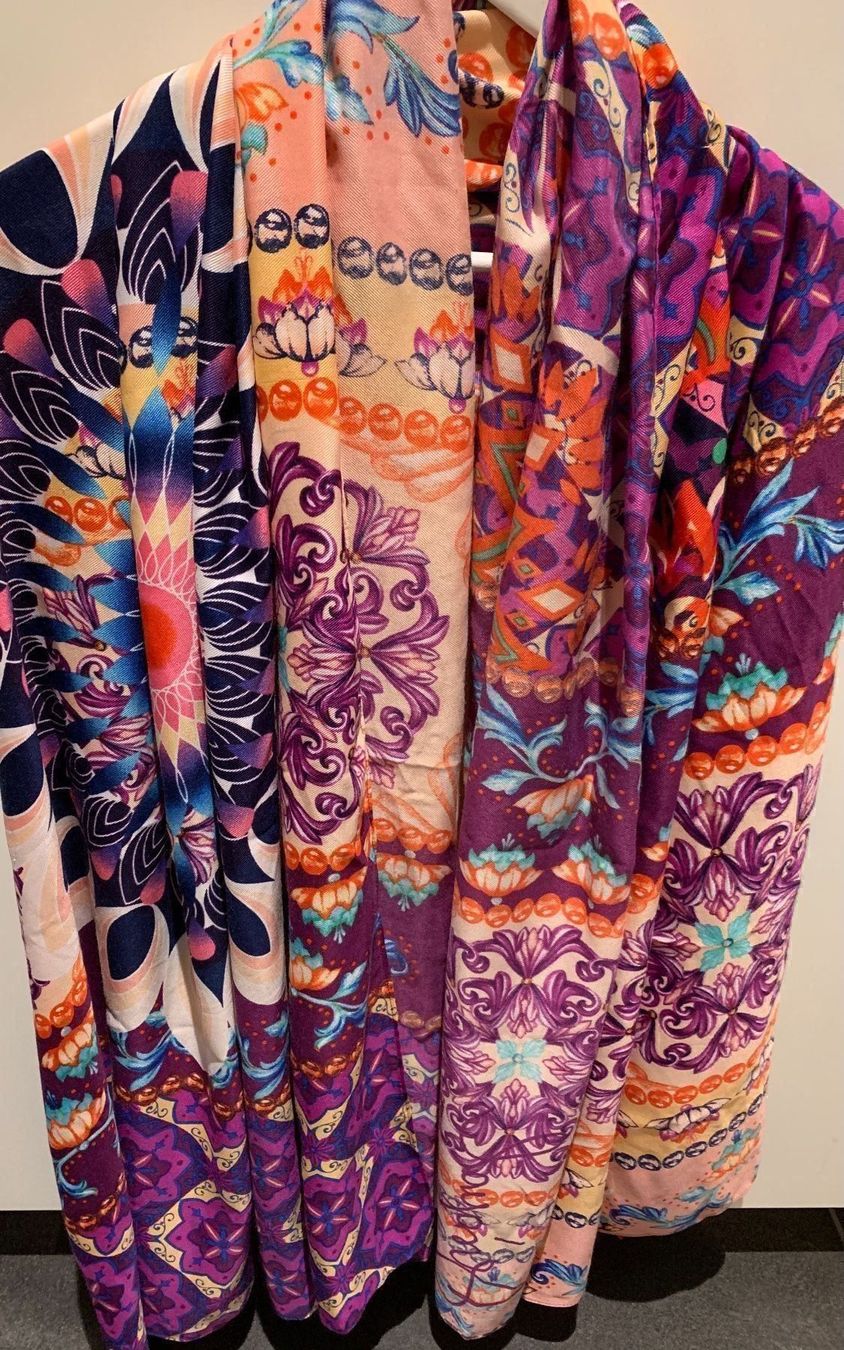 Foulard & Sciarpe: Desigual Schals – Nuovo (secondo la descrizione) da Birmenstorf AG venduto da BMW.M5 6