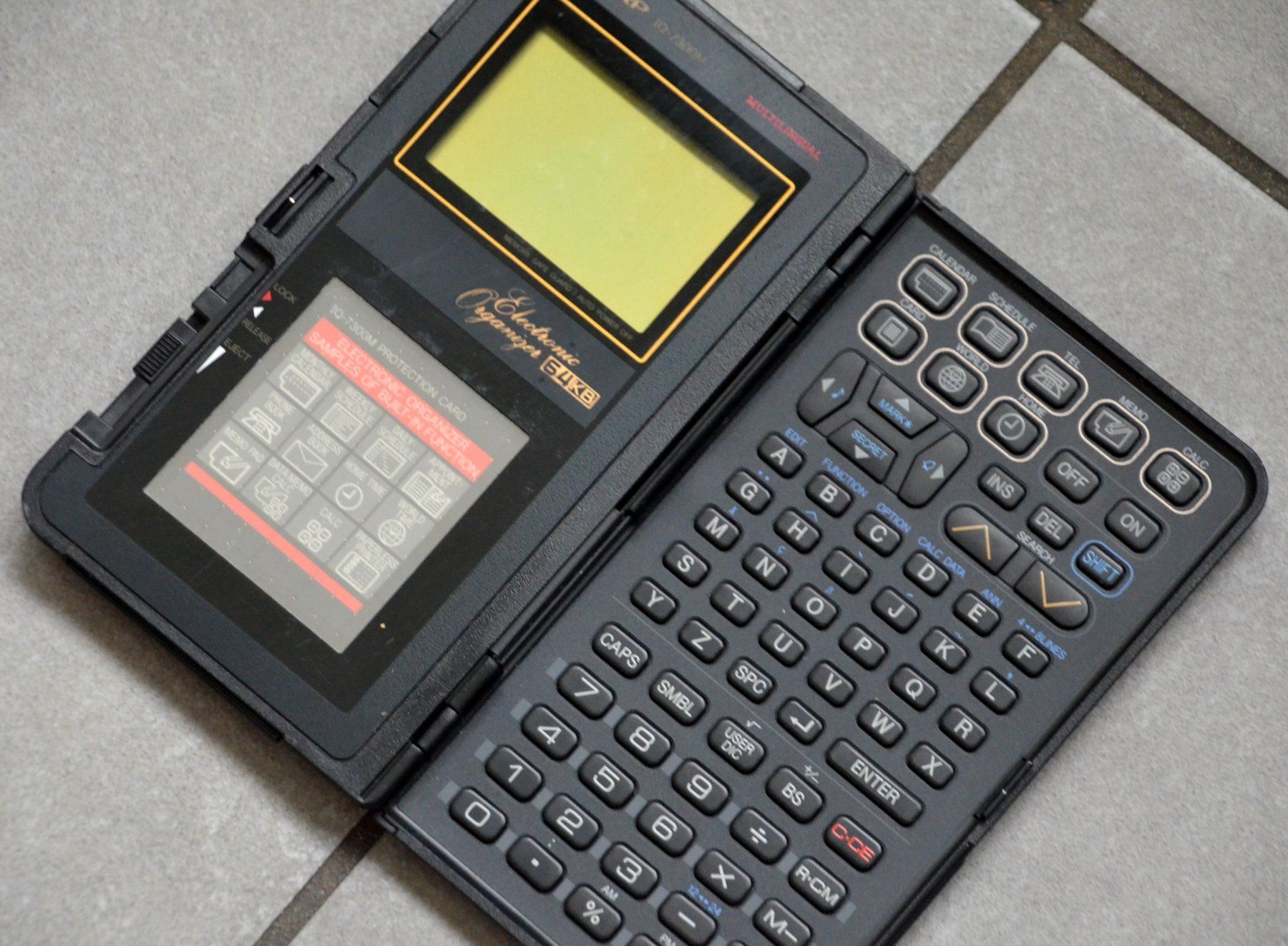 Sharp Calculatrices: SHARP IQ-7300 LCD electronic organizer computer calculator – D'occasion à Collonges par arashee