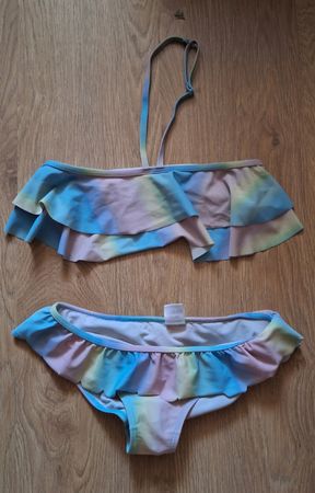 Bikini Oberteil und Unterteil mit Rüschen Grösse 140