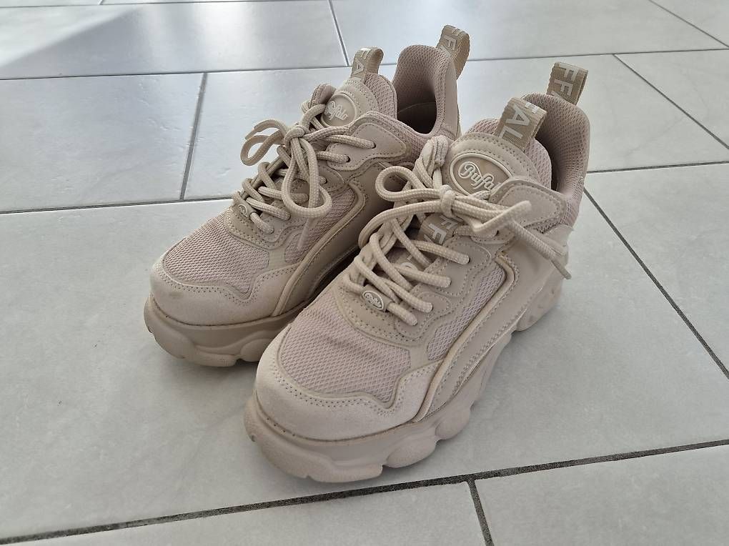 Damenschuhe: Buffalo Damenschuhe hell-beige, Grösse 39 – Gebraucht aus Möriken AG von nipamijule